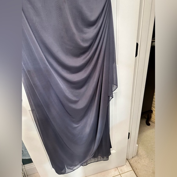 Super flattering formal gown for a special event. EUC 22W Alex Evening gray gown - Picture 5 of 7